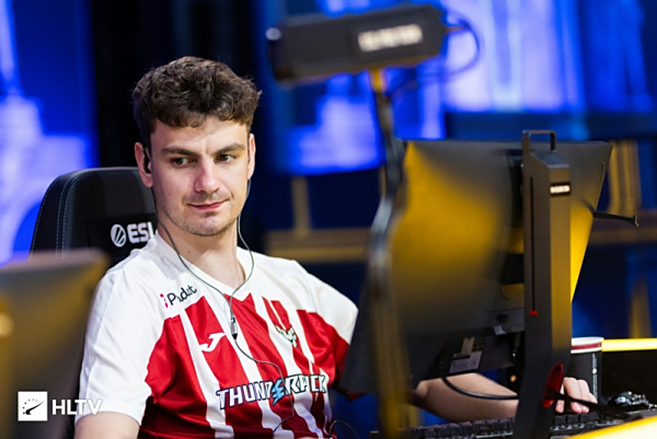 现尤其引人 现尤其引人